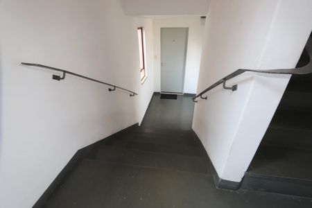 Apartamento à venda com 45m², 2 quartos e 1 vaga Apartamento à venda com 45m², 2 quartos e 1 vagaEscadas