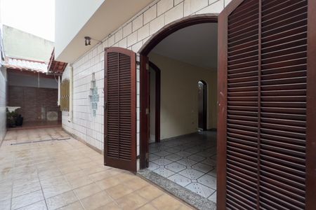 Casa à venda com 323m², 3 quartos e 3 vagas Casa à venda com 323m², 3 quartos e 3 vagasÁrea externa