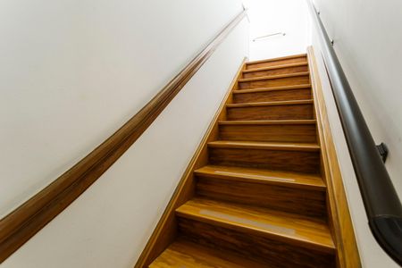 Casa à venda com 144m², 2 quartos e 3 vagas Casa à venda com 144m², 2 quartos e 3 vagasEscada