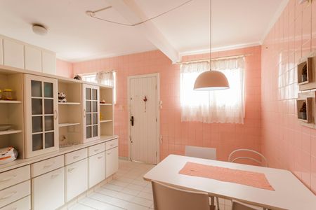 Casa à venda com 144m², 2 quartos e 3 vagas Casa à venda com 144m², 2 quartos e 3 vagasCozinha