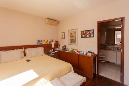 Casa à venda com 270m², 4 quartos e 4 vagasSuíte 3