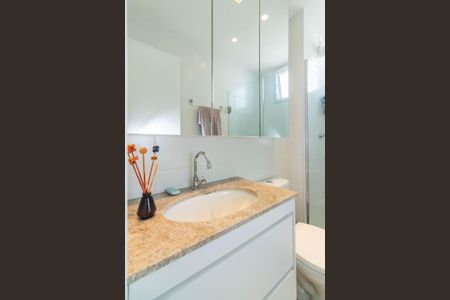 Apartamento à venda com 60m², 2 quartos e 2 vagas Apartamento à venda com 60m², 2 quartos e 2 vagasBanheiro da Suíte