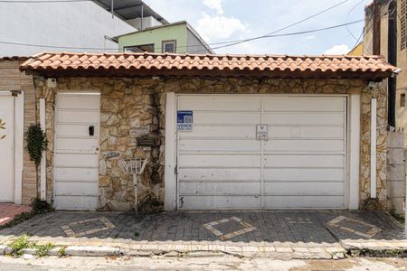 Casa à venda com 182m², 2 quartos e 2 vagas Casa à venda com 182m², 2 quartos e 2 vagasFachada