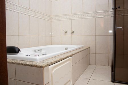 Casa à venda com 704m², 4 quartos e 5 vagas Casa à venda com 704m², 4 quartos e 5 vagasBanheiro 2