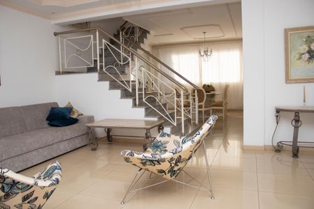 Casa à venda com 704m², 4 quartos e 5 vagas Casa à venda com 704m², 4 quartos e 5 vagasSala