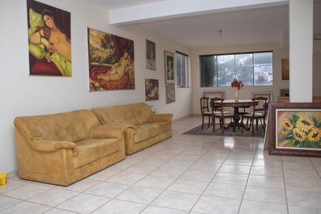 Casa à venda com 704m², 4 quartos e 5 vagas Casa à venda com 704m², 4 quartos e 5 vagasSala