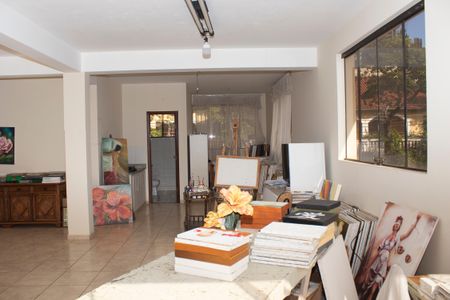 Casa à venda com 704m², 4 quartos e 5 vagas Casa à venda com 704m², 4 quartos e 5 vagasSala