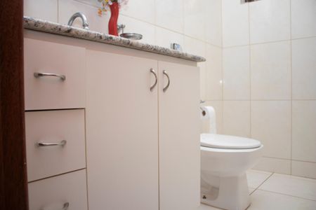 Casa à venda com 704m², 4 quartos e 5 vagas Casa à venda com 704m², 4 quartos e 5 vagasBanheiro 2