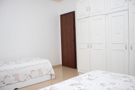 Casa à venda com 704m², 4 quartos e 5 vagas Casa à venda com 704m², 4 quartos e 5 vagasQuarto 3