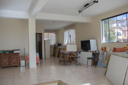 Casa à venda com 704m², 4 quartos e 5 vagas Casa à venda com 704m², 4 quartos e 5 vagasSala