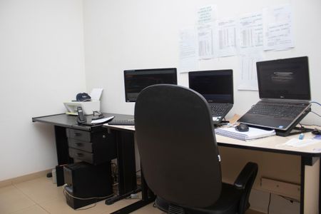 Casa à venda com 704m², 4 quartos e 5 vagas Casa à venda com 704m², 4 quartos e 5 vagasEscritório