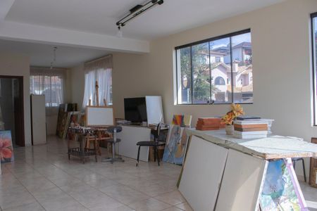 Casa à venda com 704m², 4 quartos e 5 vagas Casa à venda com 704m², 4 quartos e 5 vagasSala