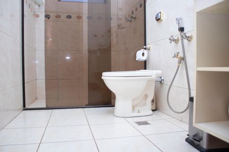 Casa à venda com 704m², 4 quartos e 5 vagas Casa à venda com 704m², 4 quartos e 5 vagasBanheiro