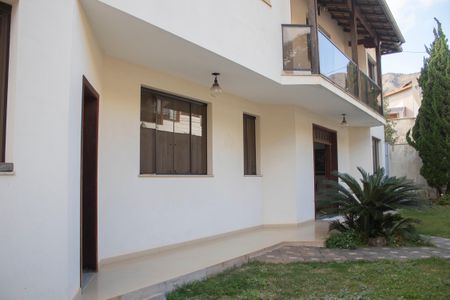 Casa à venda com 704m², 4 quartos e 5 vagas Casa à venda com 704m², 4 quartos e 5 vagasFachada