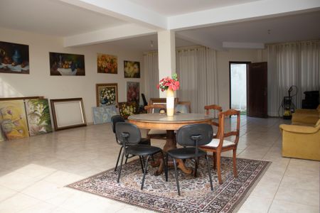 Casa à venda com 704m², 4 quartos e 5 vagas Casa à venda com 704m², 4 quartos e 5 vagasSala