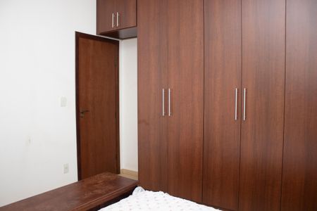 Casa à venda com 704m², 4 quartos e 5 vagas Casa à venda com 704m², 4 quartos e 5 vagasQuarto 2