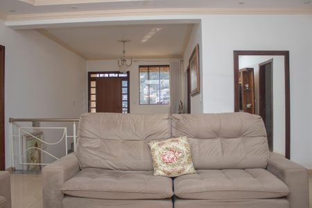 Casa à venda com 704m², 4 quartos e 5 vagas Casa à venda com 704m², 4 quartos e 5 vagasSala