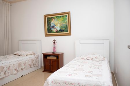 Casa à venda com 704m², 4 quartos e 5 vagas Casa à venda com 704m², 4 quartos e 5 vagasQuarto 3