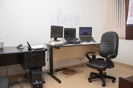 Casa à venda com 704m², 4 quartos e 5 vagas Casa à venda com 704m², 4 quartos e 5 vagasEscritório