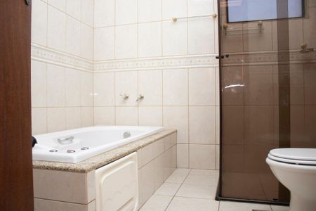 Casa à venda com 704m², 4 quartos e 5 vagas Casa à venda com 704m², 4 quartos e 5 vagasBanheiro 2