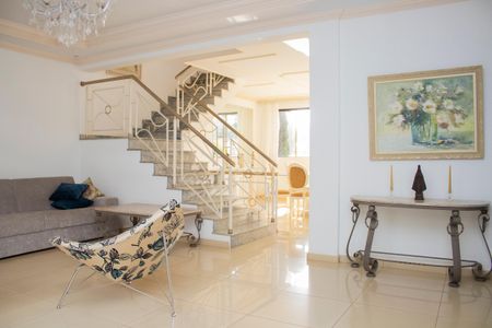 Casa à venda com 704m², 4 quartos e 5 vagas Casa à venda com 704m², 4 quartos e 5 vagasSala