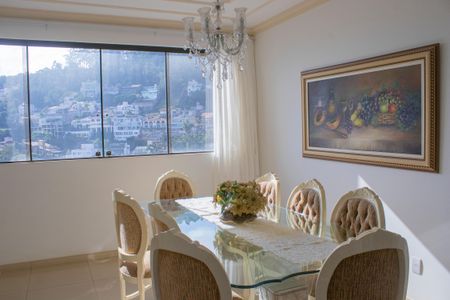 Casa à venda com 704m², 4 quartos e 5 vagas Casa à venda com 704m², 4 quartos e 5 vagasSala