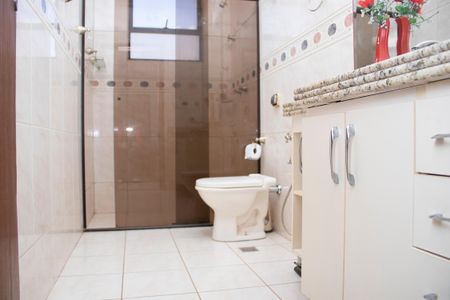 Casa à venda com 704m², 4 quartos e 5 vagas Casa à venda com 704m², 4 quartos e 5 vagasBanheiro