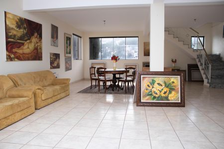 Casa à venda com 704m², 4 quartos e 5 vagas Casa à venda com 704m², 4 quartos e 5 vagasSala