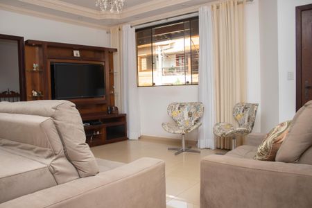 Casa à venda com 704m², 4 quartos e 5 vagas Casa à venda com 704m², 4 quartos e 5 vagasSala