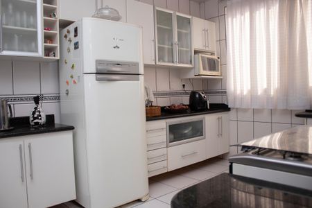 Casa à venda com 704m², 4 quartos e 5 vagas Casa à venda com 704m², 4 quartos e 5 vagasCozinha