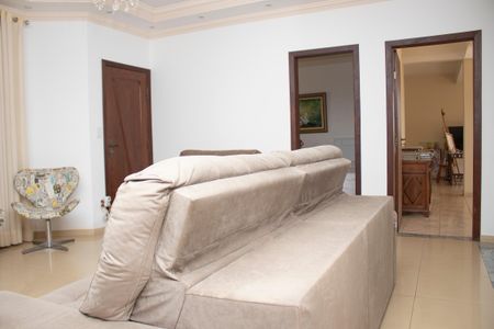 Casa à venda com 704m², 4 quartos e 5 vagas Casa à venda com 704m², 4 quartos e 5 vagasSala