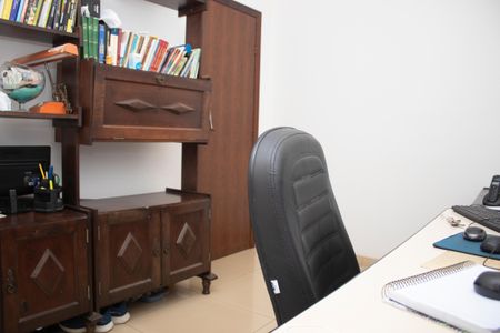 Casa à venda com 704m², 4 quartos e 5 vagas Casa à venda com 704m², 4 quartos e 5 vagasEscritório