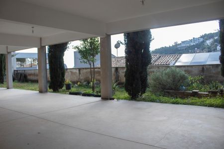 Casa à venda com 704m², 4 quartos e 5 vagas Casa à venda com 704m², 4 quartos e 5 vagasGaragem