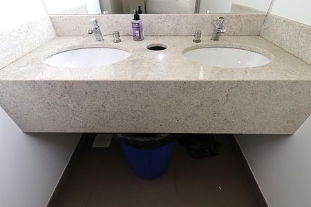 Casa à venda com 300m², 3 quartos e 3 vagasBanheiro 1