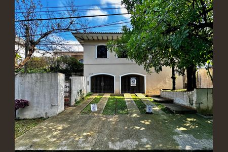 Casa à venda com 463m², 4 quartos e 6 vagas Casa à venda com 463m², 4 quartos e 6 vagasFachada
