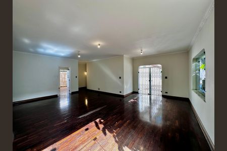 Casa à venda com 463m², 4 quartos e 6 vagas Casa à venda com 463m², 4 quartos e 6 vagasSala