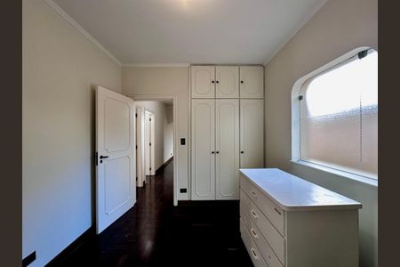 Casa à venda com 463m², 4 quartos e 6 vagas Casa à venda com 463m², 4 quartos e 6 vagasCloset Suíte 2