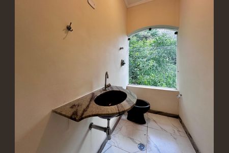 Casa à venda com 463m², 4 quartos e 6 vagas Casa à venda com 463m², 4 quartos e 6 vagasLavabo