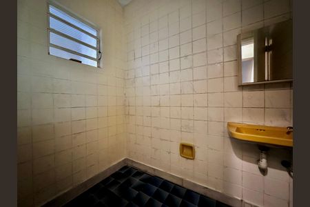 Casa à venda com 463m², 4 quartos e 6 vagas Casa à venda com 463m², 4 quartos e 6 vagasBanheiro de Serviço