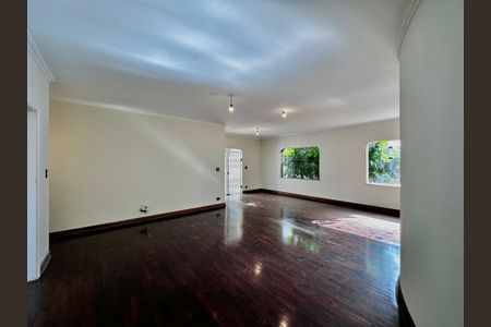 Casa à venda com 463m², 4 quartos e 6 vagas Casa à venda com 463m², 4 quartos e 6 vagasSala