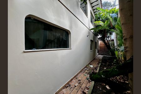 Casa à venda com 463m², 4 quartos e 6 vagas Casa à venda com 463m², 4 quartos e 6 vagasEntrada Lateral
