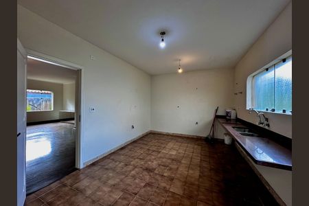 Casa à venda com 463m², 4 quartos e 6 vagas Casa à venda com 463m², 4 quartos e 6 vagasCozinha