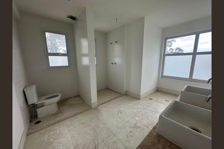 Apartamento à venda com 338m², 4 quartos e 4 vagas Apartamento à venda com 338m², 4 quartos e 4 vagasBanheiro da Suite Master