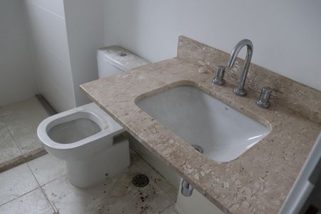 Apartamento à venda com 338m², 4 quartos e 4 vagas Apartamento à venda com 338m², 4 quartos e 4 vagasBanheiro da Suíte 1