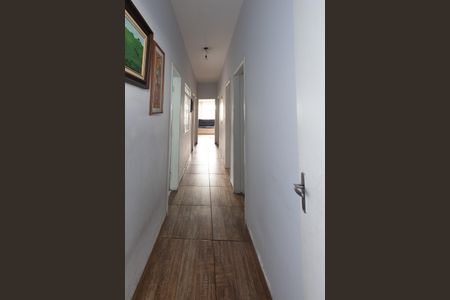 Casa à venda com 250m², 3 quartos e 4 vagas Casa à venda com 250m², 3 quartos e 4 vagasCorredor