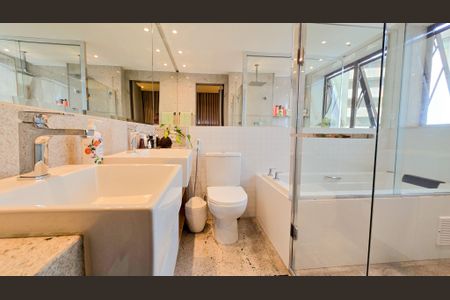 Apartamento à venda com 186m², 4 quartos e 4 vagas Apartamento à venda com 186m², 4 quartos e 4 vagasBanheiro Suite Master