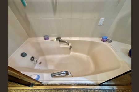 Apartamento à venda com 220m², 3 quartos e 1 vaga Apartamento à venda com 220m², 3 quartos e 1 vagaSuite