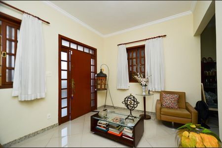 Casa à venda com 550m², 3 quartos e 3 vagasSala