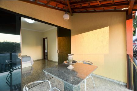 Casa à venda com 550m², 3 quartos e 3 vagasVaranda