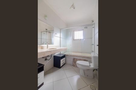 Casa à venda com 140m², 3 quartos e 2 vagasBanheiro da Suíte